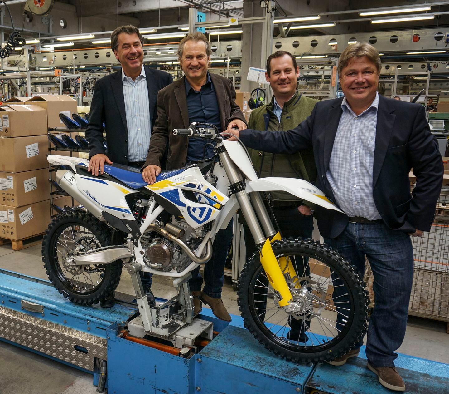 Завод мотоцикл. Завод КТМ В Австрии. Husqvarna мотоциклы завод. Завод компании KTM В Австрии. Завод мотоциклов КТМ.