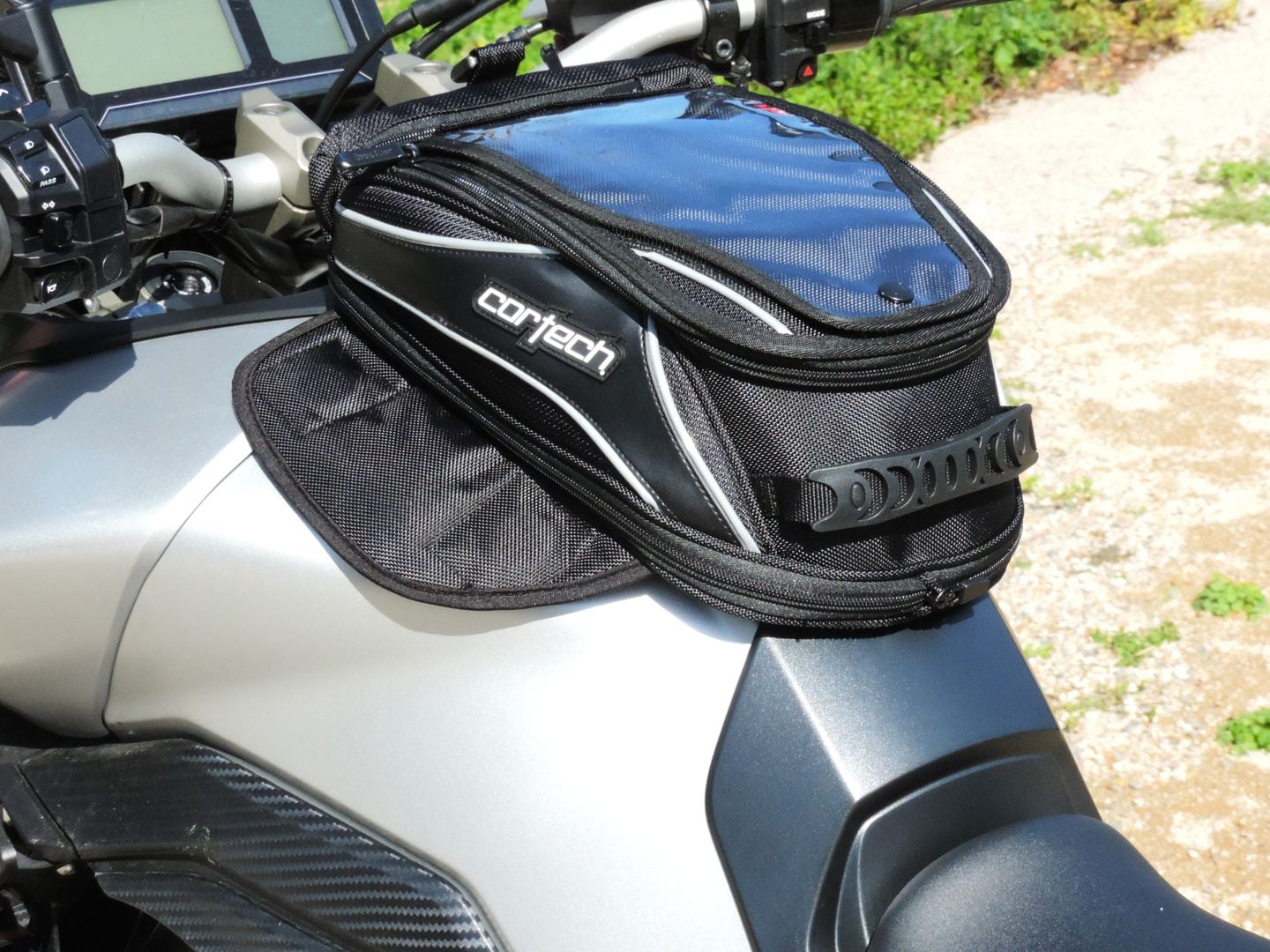 Low profile sales tank bag