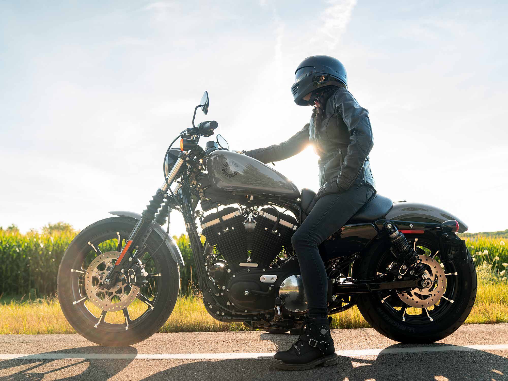 Cette Harley-Davidson Iron 883 2022 est presque exactement comme la dernière à sortir de la chaîne de montage le 22 novembre 2022.