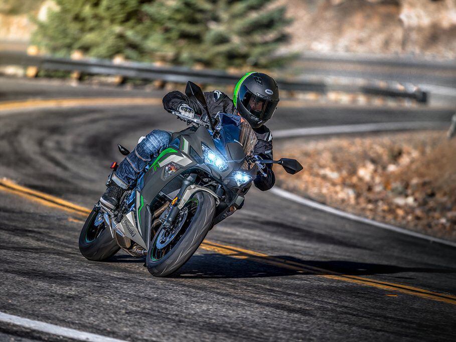 2022 Kawasaki Ninja 650 | LaptrinhX