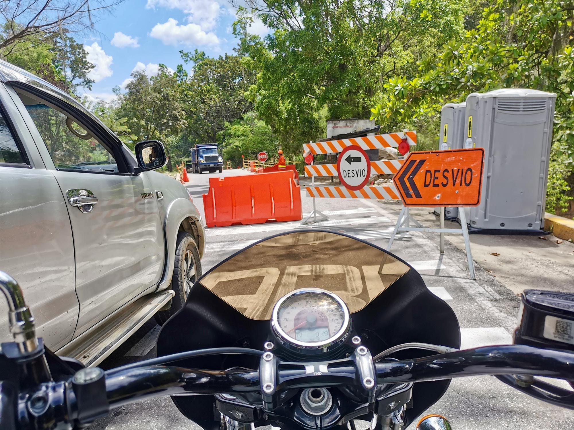 Colombia is notorious for its construction stops along its roads, which can sometimes leave you waiting for far longer than is reasonable.