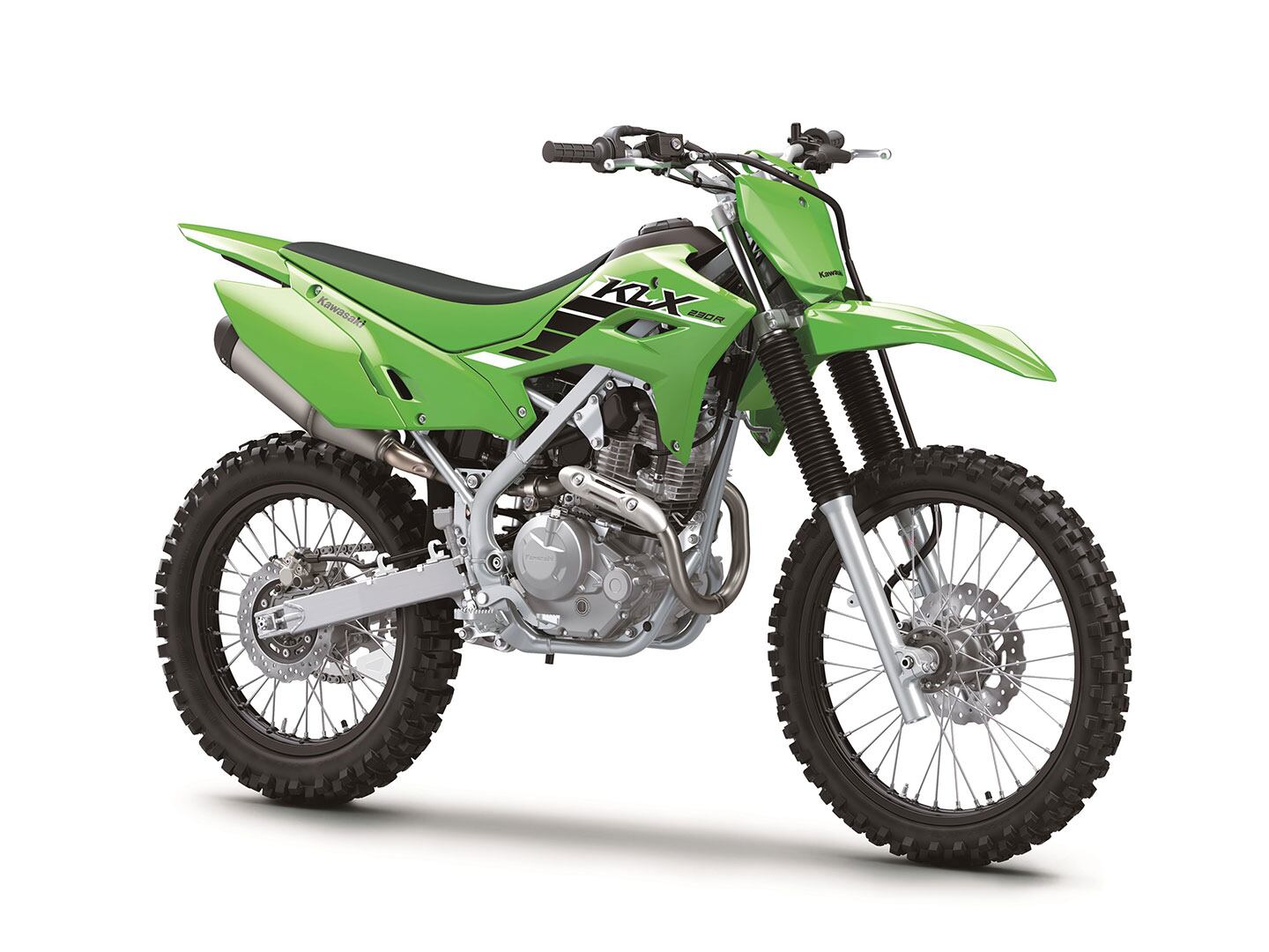 Il est disponible dans les mêmes couleurs Battle Grey et Lime Green que l'année dernière, mais le KLX230R de cette année reçoit un nouveau siège avec un sous-châssis révisé et une ergonomie légèrement modifiée.