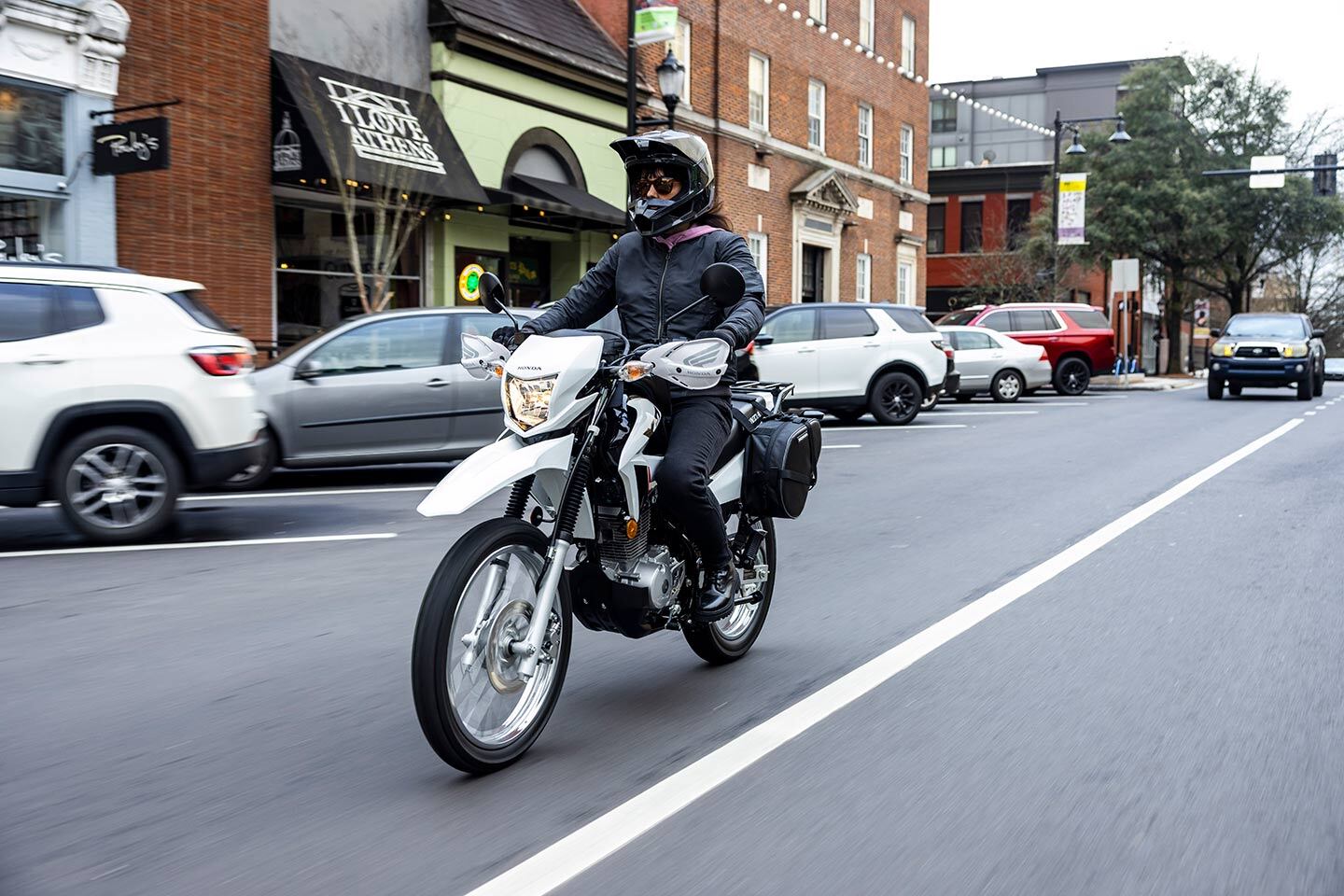 Si la petite XR ressemble au type de moto que vous loueriez pour des vacances au Vietnam, c'est parce que c'est le cas. Produite au Mexique par Sundiro Honda, la 150L n'a pas été conçue à l'origine pour le marché nord-américain, mais vous serez heureux qu'elle soit là. Ce sera une excellente moto pour les déplacements en ville, les sorties tout-terrain décontractées et tout ce qui se trouve entre les deux.