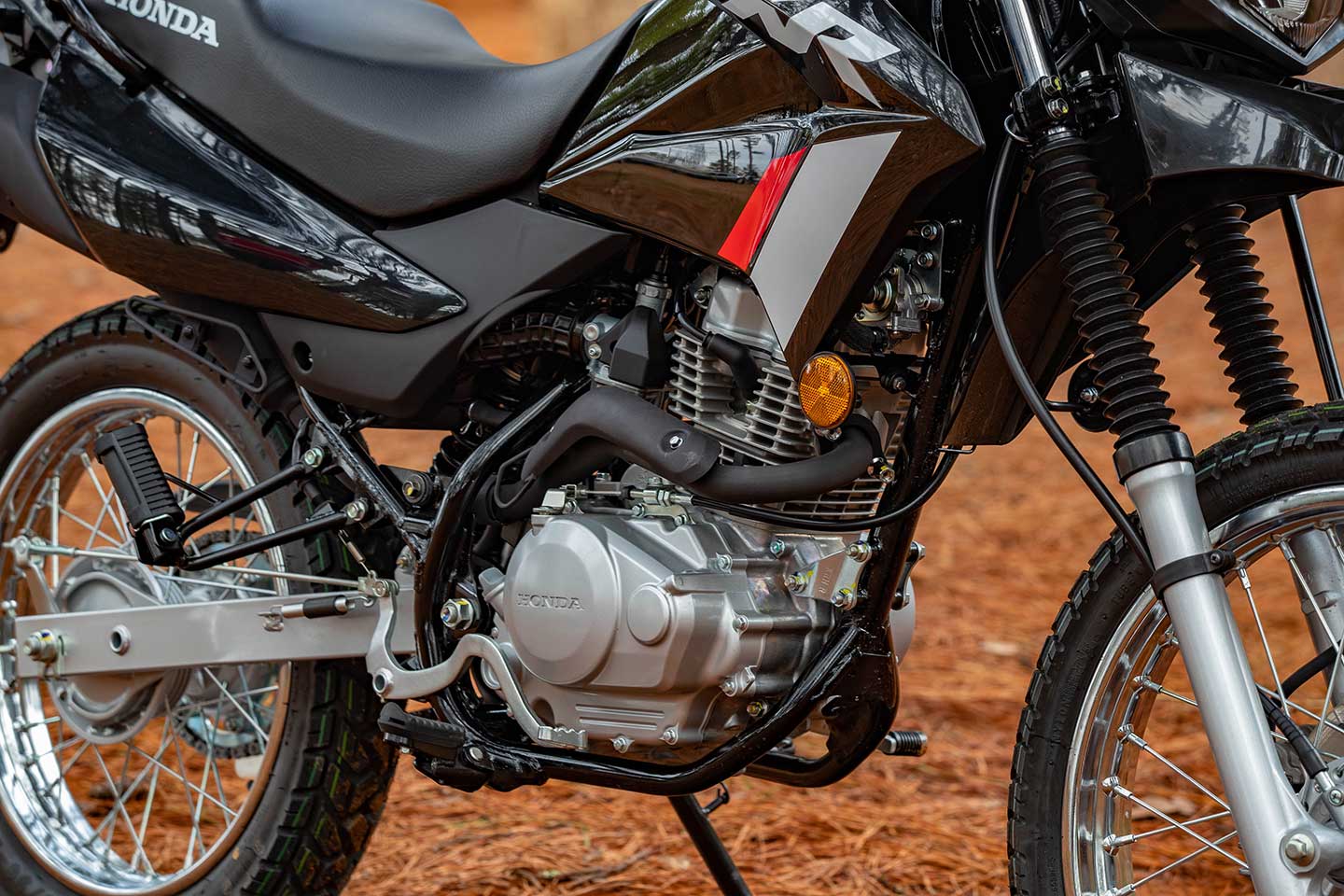 Le XR150L utilise un cadre de berceau en acier de base et une suspension non réglable (sauf précharge à l'arrière).