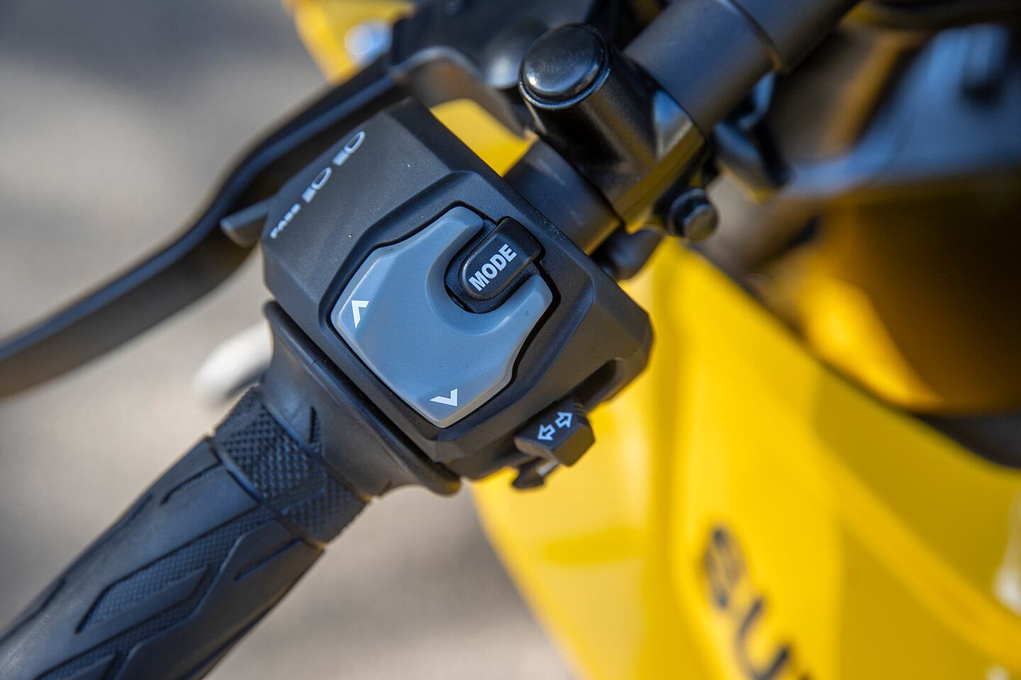 2024 Suzuki GSX-8R’s simple mode button.