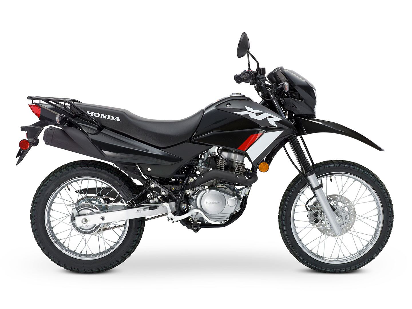 La Honda XR150L 2023 est une moto sportive à double cylindrée, économe en carburant et adaptée aux débutants, propulsée par un moteur monocylindre refroidi par air de 149 cm3 à toute épreuve. Pour les pilotes plus petits et inexpérimentés qui veulent rouler de la maison au sentier, la XR est une porte ouverte vers l'aventure. À 2 971 $, c'est une porte grande ouverte.