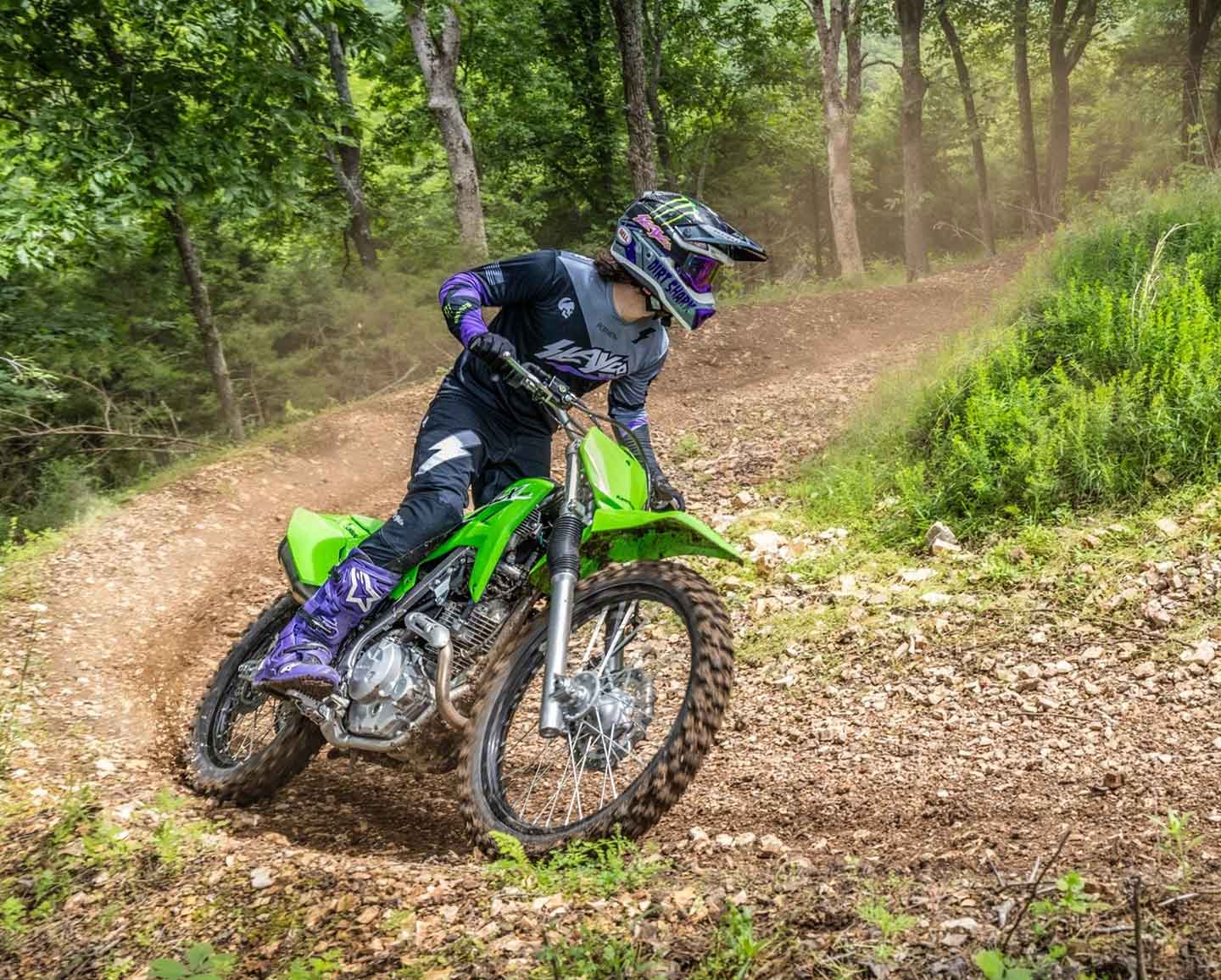 Kawasaki met à jour son vélo de trail KLX230R pour 2025 avec des modifications du moteur, du style et de l'ergonomie.