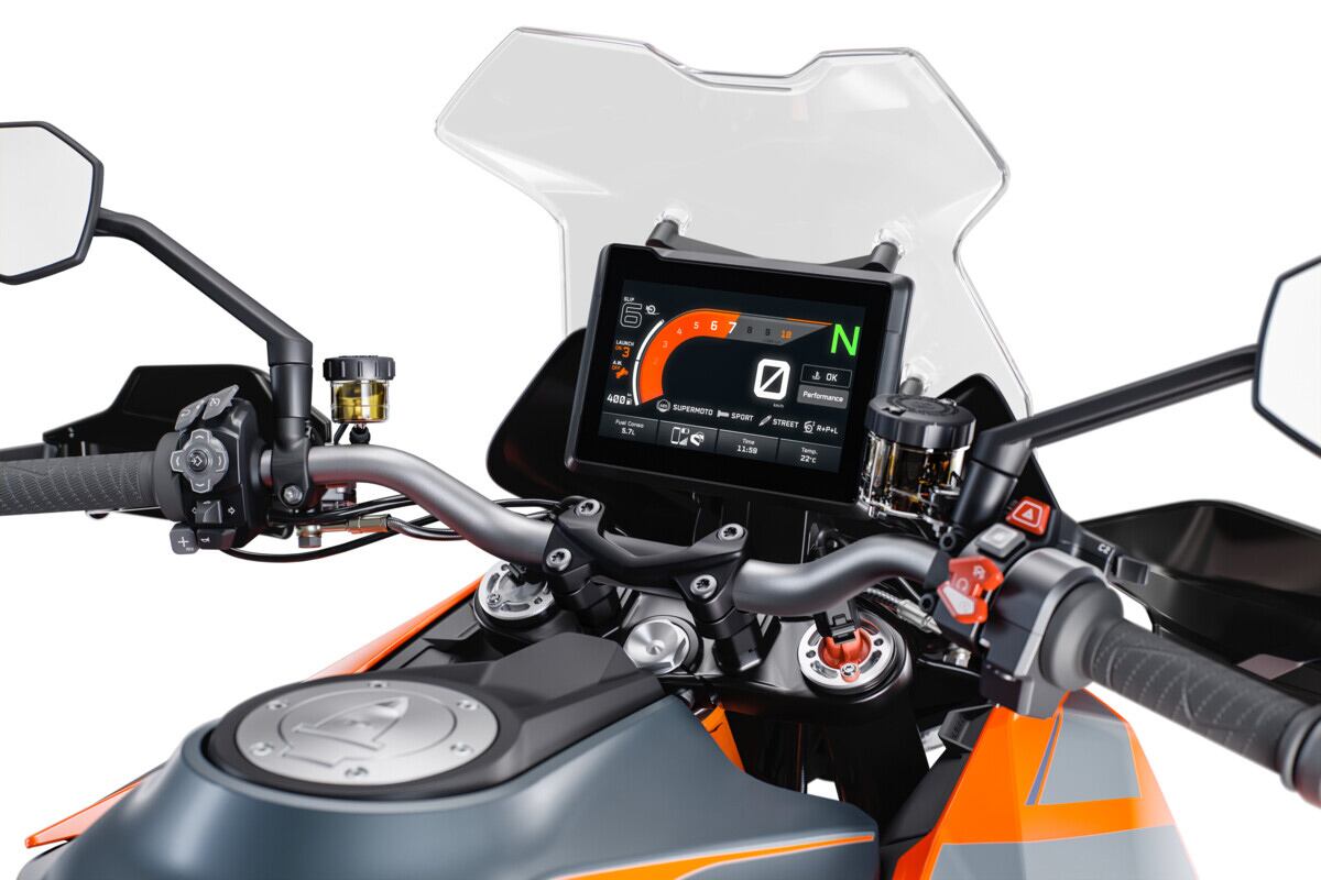 Un écran TFT couleur de 7 pouces est emprunté à la KTM 1290 Super Adventure S. Le guidon est réglable, avec plus de 22 mm de mouvement à travers quatre positions de montage possibles.